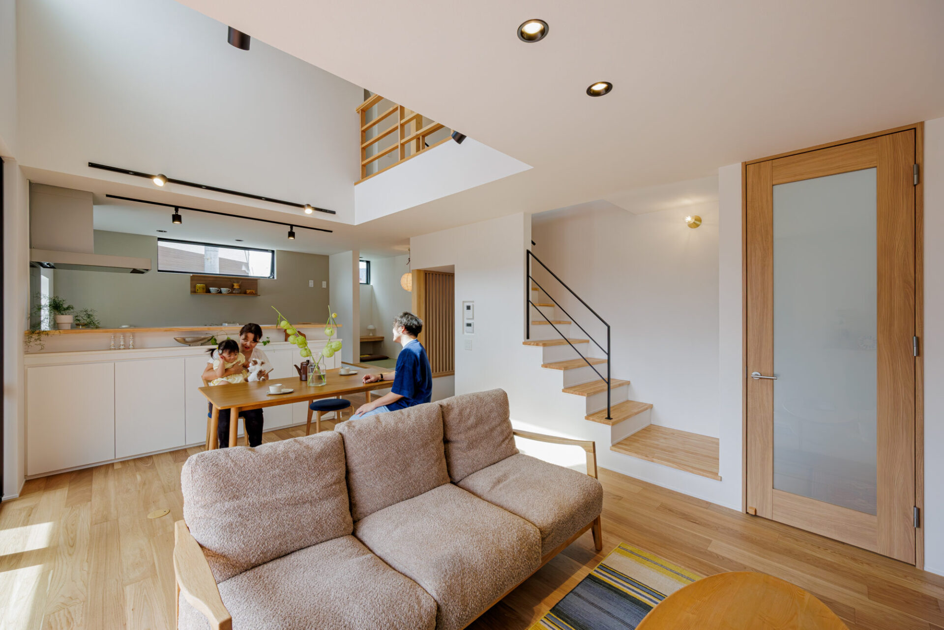 吹き抜けのある明るく開放的な家